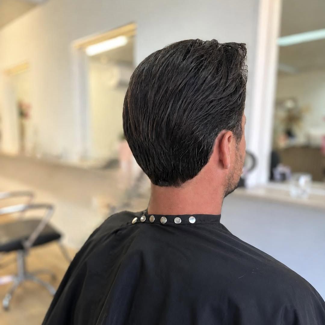Een kort herenkapsel, van achteren gezien in de salon