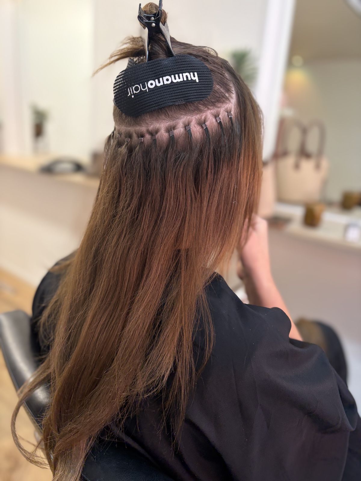 Extensions in wording, achterhoofd van een klant met een haarklem